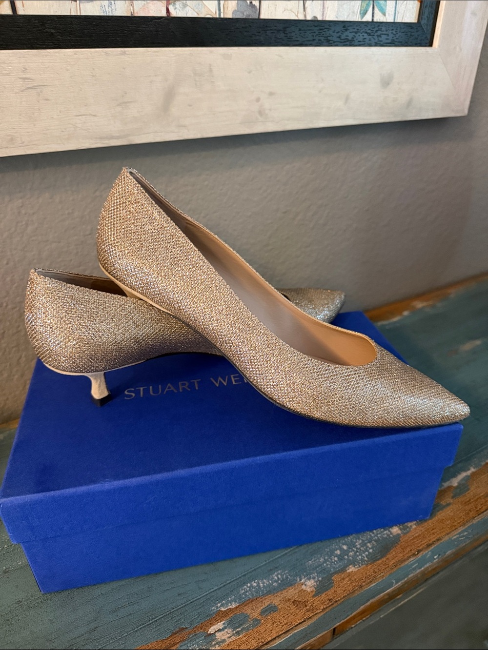 STUART WEITZMAN KITTEN HEEL